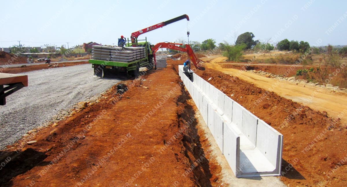 Project Boulevard Utama Sumarecon Mutiara Makassar Pemasangan Uditch & Cover Uditch