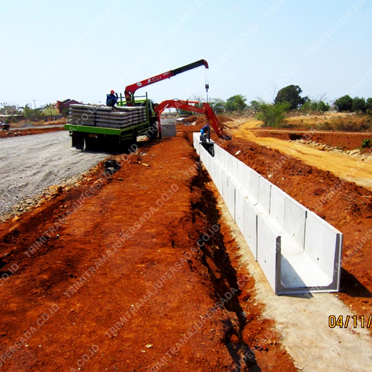 Project Boulevard Utama Sumarecon Mutiara Makassar Pemasangan Uditch & Cover Uditch