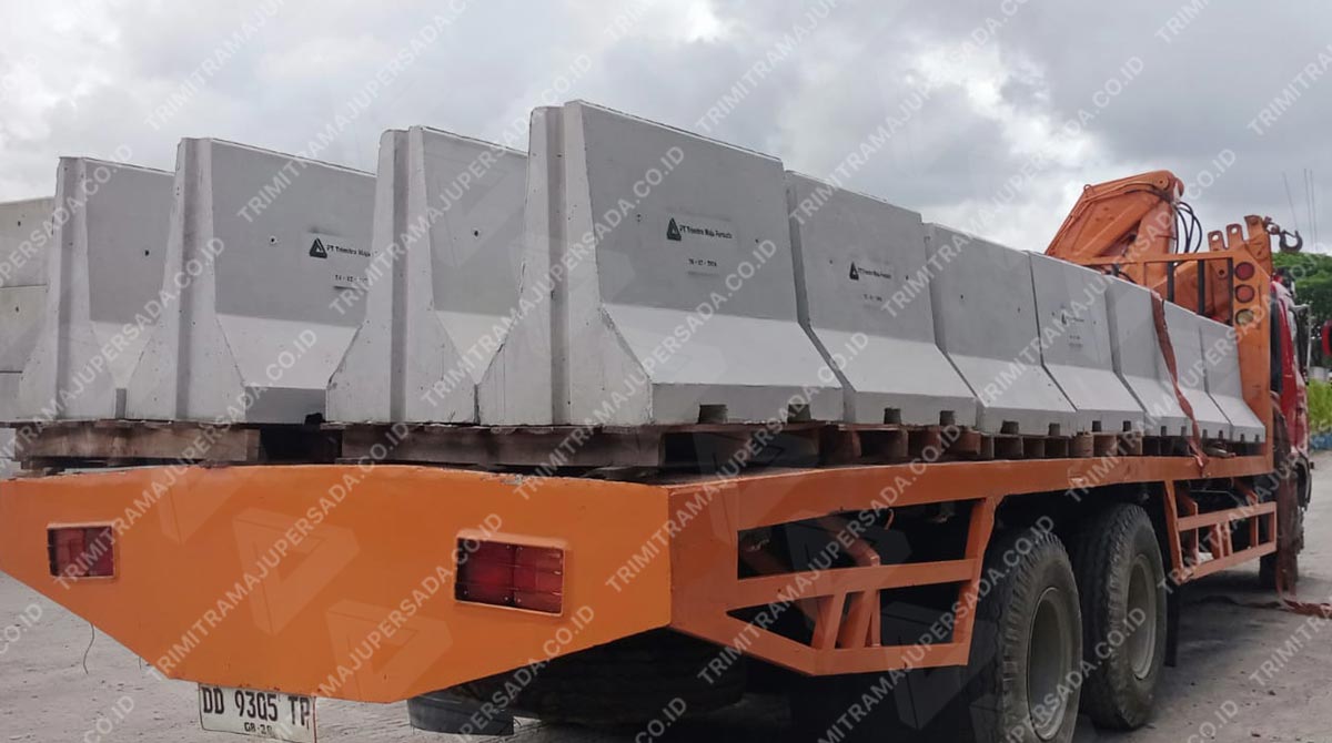 Pembatas jalan beton makassar