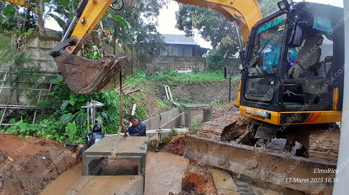 excavator di lokasi proyek pembangunan saluran