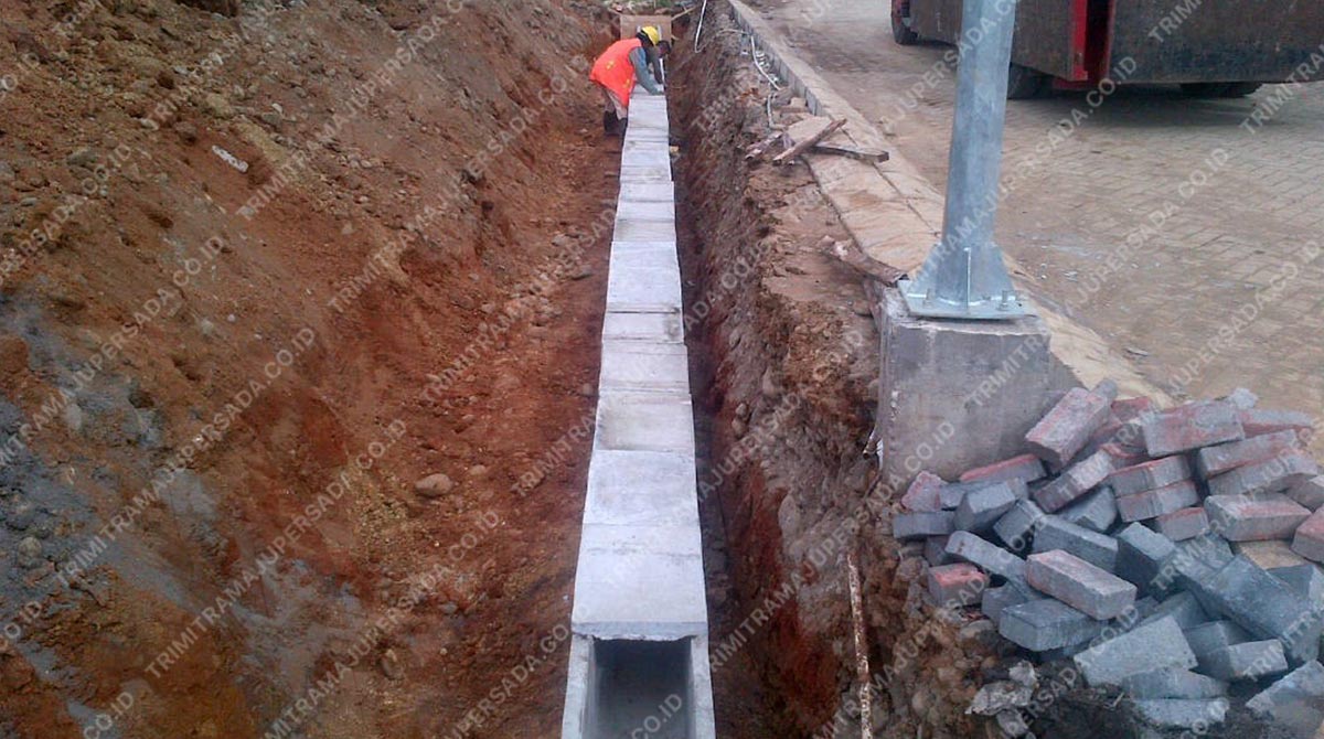 pemasangan u-drain beton precast